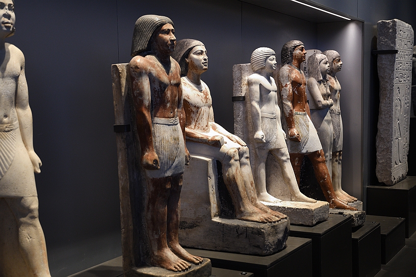 33 MAK_7074.jpg - Statuette raffiguranti funzionari o nobili, realizzate principalmente in calcare dipinto, provengono da contesti funerari e servivano come sostituti per il Ka (anima) del defunto.